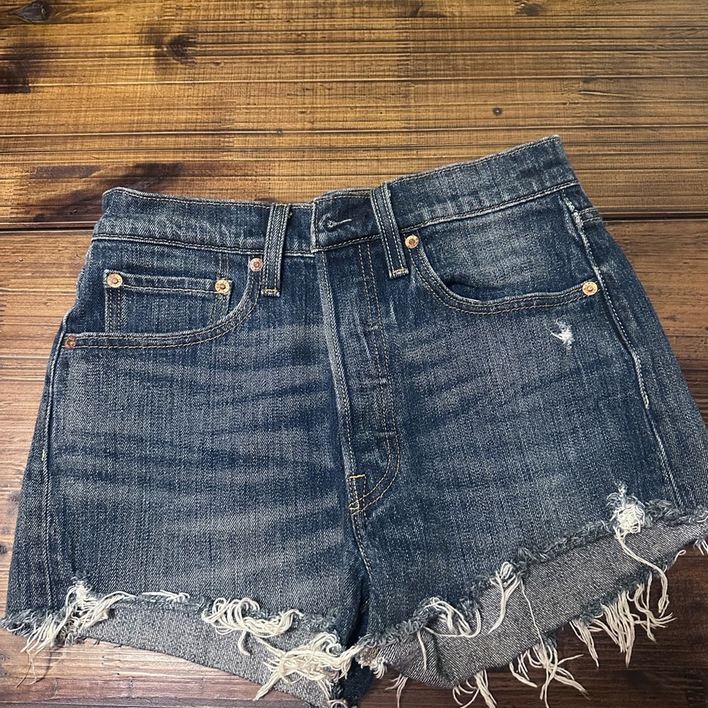 Like new - Levi’s Denim Distressed Women Shorts, sz 26